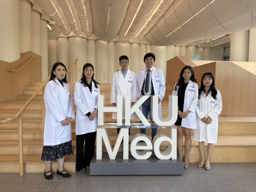 Led by Professor Francisco Lai Tsz-tsun (third from right), the HKUMed research team confirms clozapine safety with the first big-data evidence on rare blood cancer cases.
 